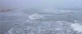 Strand von Göhren auf Rügen im Nebel und bei Sturm