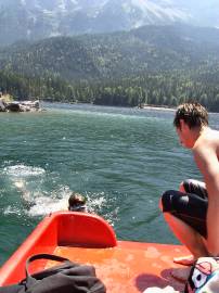 Jan & Lukas baden im Eibsee