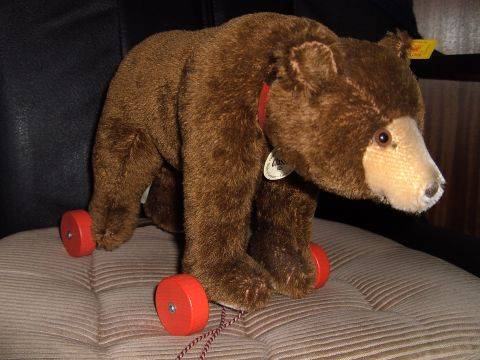 Christas Bärchen: 1938 Classic Bär 30 auf Holzrädern von Steiff