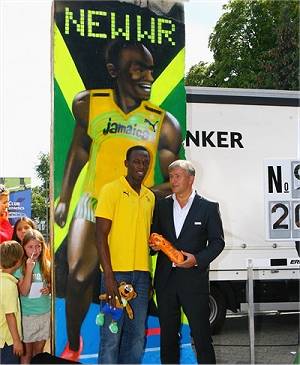 Usain Bolt mit Bürgermeister Klaus Wowereit: Ein Stück Berliner Mauer