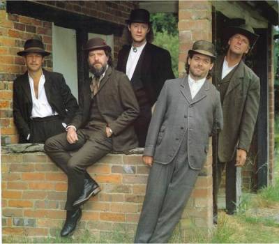 Jethro Tull 1988 mit Martin Barre, I.A., Doane Perry, Maartin Allcock & Dave Pegg (aufgenommen bei Ians Haus in der Nähe von Stokenchurch)