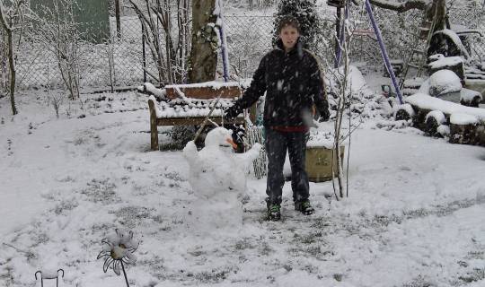 Lukas und ein Schneemann Ende März