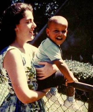 Barack Obama als Kind mit seiner Mutter