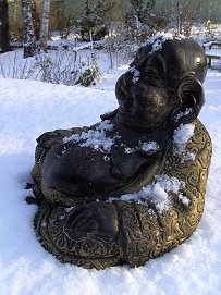 Buddha im Schnee bei Sonnenschein