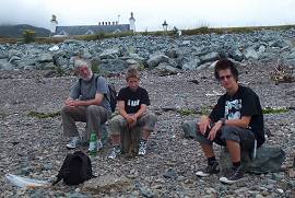 Drei Herren am Strand von Kyleakin