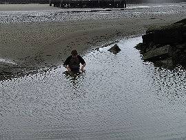 Lukas badet im Priel