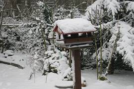 Vogelfutterhaus im Schnee