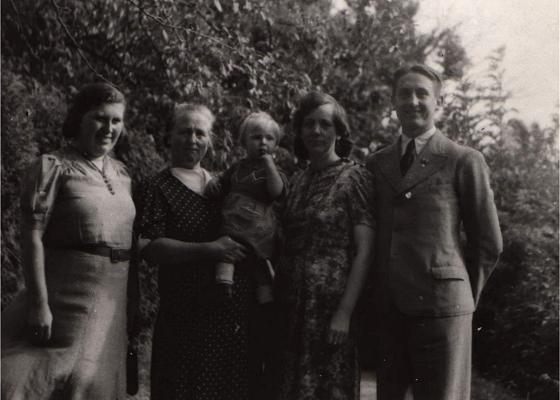 10.09.1944 Bormanshof (heute Wólka Tolkowiecka) im Kreis Braunsberg – meine Mutter, Großmutter mit Schwester, Großtante und mein Vater