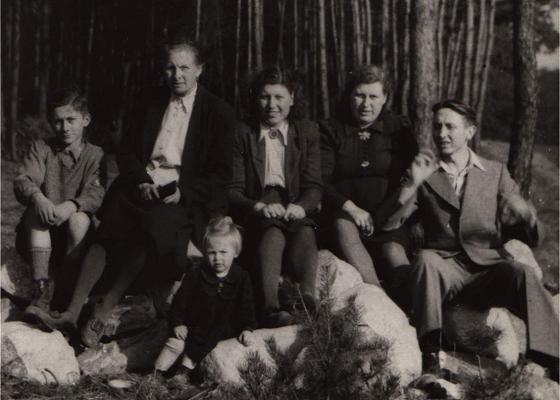 April 1945 Wittstock/Kreis Jerichow – u.a. (von der Mitte nach rechts) meine Tante, meine Mutter und mein Vater – im Vordergrund meine Schwester