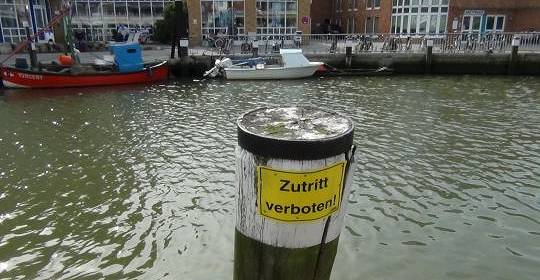 Zutritt verboten?! - gesehen im Museumshafen vom Büsum (August 2012)