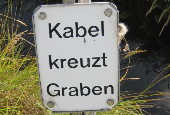 Hallig Hooge 2017: Kabel kreuzt Graben