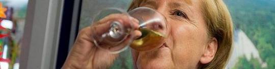 Merkel trinkt auf den erneuten Wahlsieg