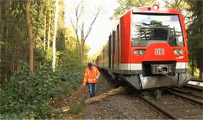 Orkantief ‚Christian’ legt Bahnverkehr im Norden lahm