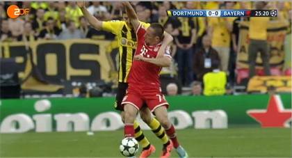 Ribéry (FC Bayern) foult Lewandowski (Dortmund) in der 26. Minute