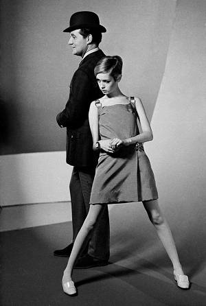 Twiggy und John Steed (Patrick Macnee) 1966 bei einem Mode-Fotoshooting