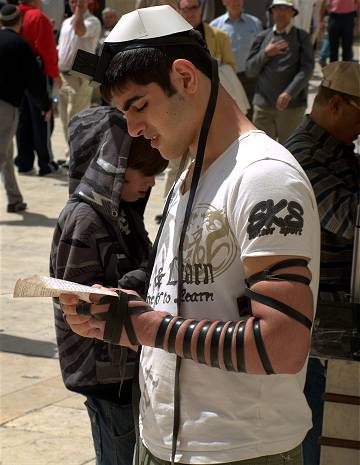 Tefillin – Gebetsriemen der Juden