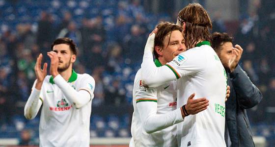 Jannik Vestergaard umarmt Clemens Fritz: Schalke 04 – Werder Bremen 1:3