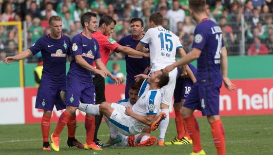DFB-Pokal 2016/17 - 1. Runde – SF Lotte – Werder Bremen 2:1 – Fin Bartels schubst