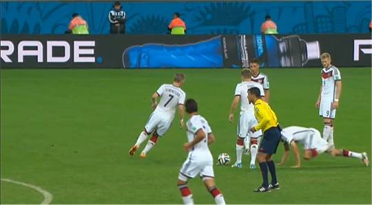 WM 2014 Achtelfinale Deutschland-Algerien: Freistoßvariante als Lachnummer