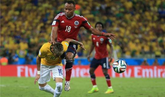 Brasilien-Kolumbien 2:1 - Zúñiga rammt Neymar sein Knie in den Rücken: Lendenwirbelbruch