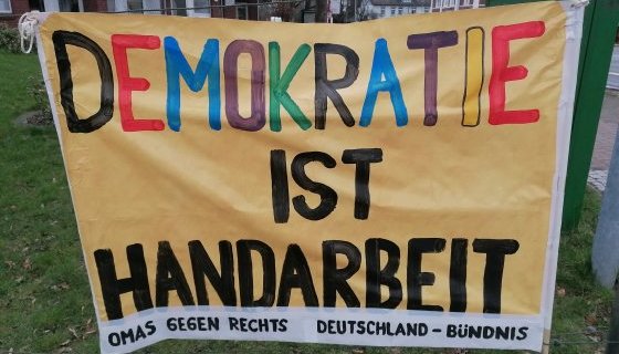 Demokratie ist Handarbeit: OMAS GEGEN RECHTS © willizblog.de