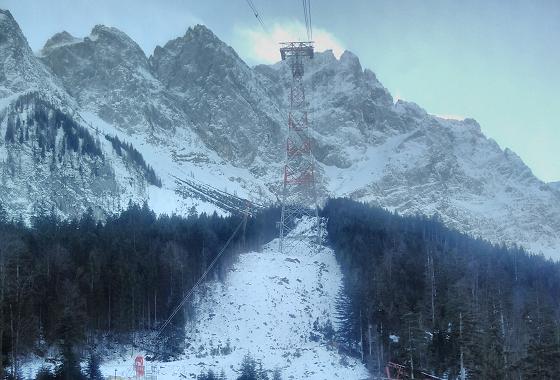 Einzige Seilbahnstütze mit 127 m der neuen Seilbahn Zugspitze © Jan Albin