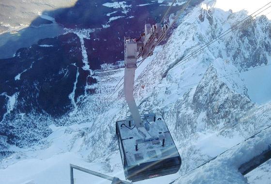Ankunft der Gondel (120 Personen) der neuen Seilbahn Zugspitze in der Bergstation © Lukas Albin