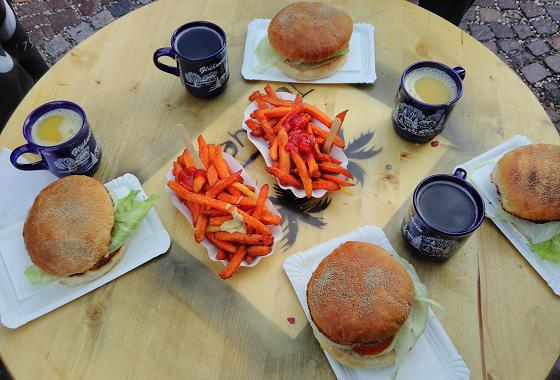 Weihnachtsmarkt Garmisch-Partenkirchen 23.12.2017: Veggieburger zu Pommes aus Süßkartoffeln - © Jan Albin