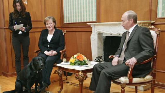 Putin mit Hund zu Besuch bei Frau Merkel Januar 2007