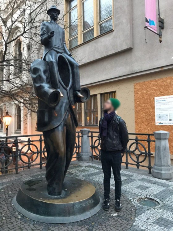 Beispiel 1: Kafka-Denkmal (Kafka auf den Schultern seines körperlosen Vaters) in Prag